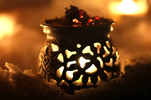 コロナの冬の夜にハーブや木の樹脂を持つ密教香 — ストック写真