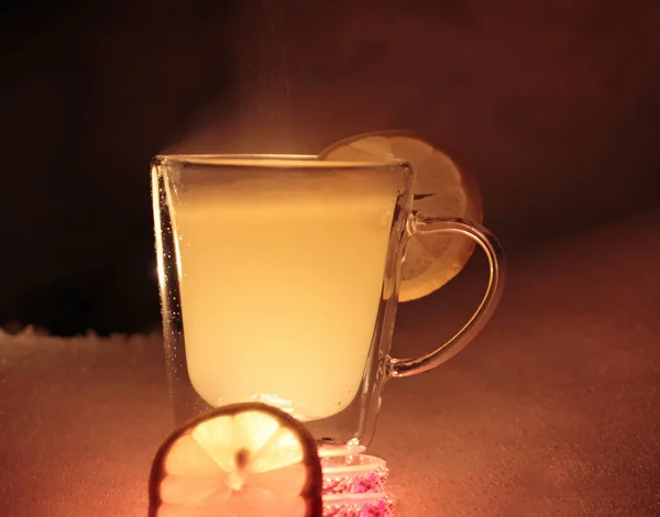 Eine Tasse Heißer Zitronensaft — Stockfoto