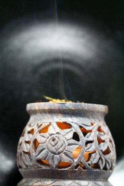 Otlar ve ağaç reçineleri ile ruhsal sigara