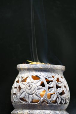 Otlar ve ağaç reçineleri ile ruhsal sigara