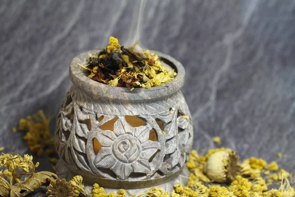 Spirituális Dohányzás Gyógynövényekkel Gyantákkal — Stock Fotó