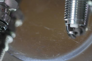 Bir iridyum bujisi kapat