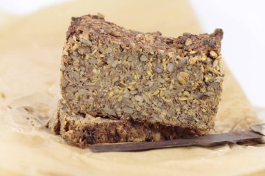 Maya ve kabartma tozu bedava ekmek.