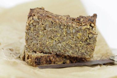 Maya ve kabartma tozu bedava ekmek.