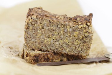 Maya ve kabartma tozu bedava ekmek.