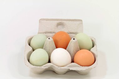  Araucana yumurtası ve diğer tavuk yumurtaları.