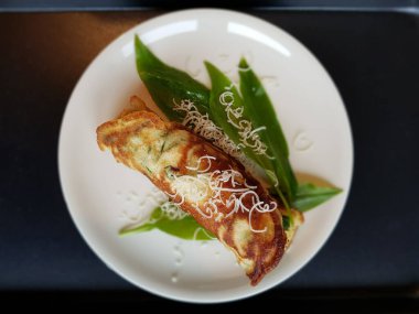 Parmesan peynirli sarımsaklı krep.