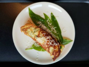 Parmesan peynirli sarımsaklı krep.