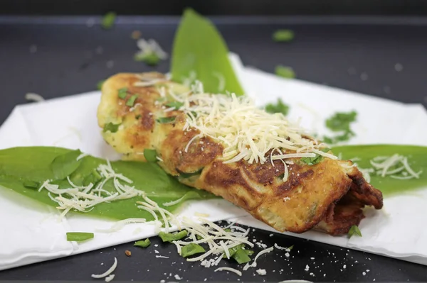 Wilde Knoflookpannenkoeken Met Parmezaanse Kaas — Stockfoto