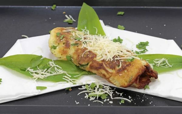 Panquecas Alho Selvagem Com Queijo Parmesão — Fotografia de Stock