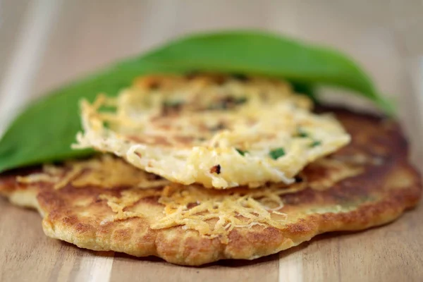 Wilde Knoflookpannenkoeken Met Parmezaanse Kaas — Stockfoto