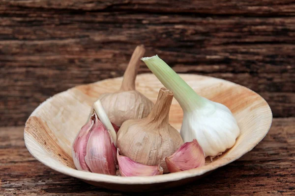 Diferentes Bulbos Ajo Una Hoja Palma —  Fotos de Stock