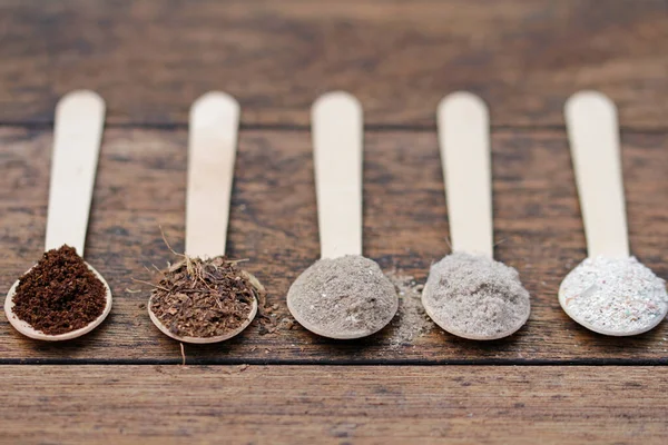 Ev yapımı organik, kahve telvesinden, yumurta kabuklarından, ağaç küllerinden, muz kabuklarından ve sakaldan yapılan sürdürülebilir gübre.