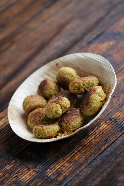 Hemmagjorda Falafel Bollar Fotograferade Antika Äkta Trä — Stockfoto