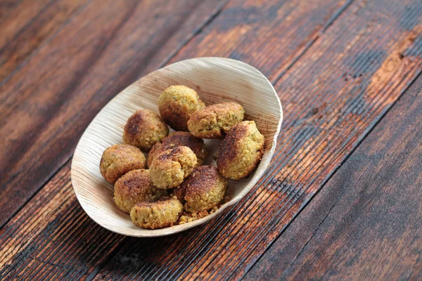 Domowe Kulki Falafel Sfotografowany Zabytkowym Prawdziwym Drewnie — Zdjęcie stockowe