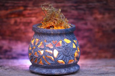 Geceleyin reçine ve otlarla sigara içme ritüeli