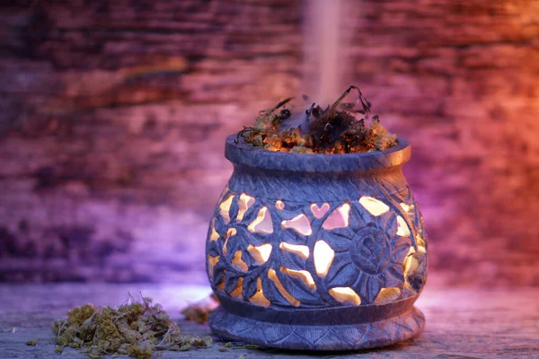 Rituel Fumer Avec Des Résines Des Herbes Dans Nuit — Photo