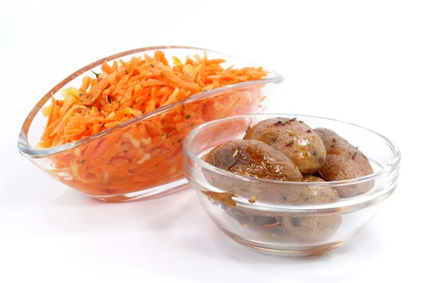 Oven potatoes and raw carrot salad — Stock Photo, Image