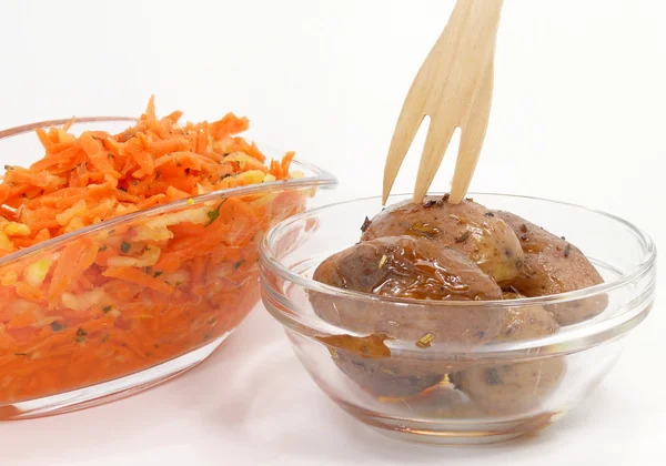 Oven aardappelen en ruwe wortel salade — Stockfoto