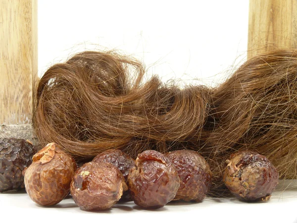 Săpun nuci curățarea firelor de păr — Fotografie, imagine de stoc