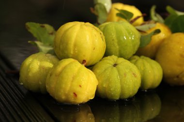 küçük yel Ayva meyve