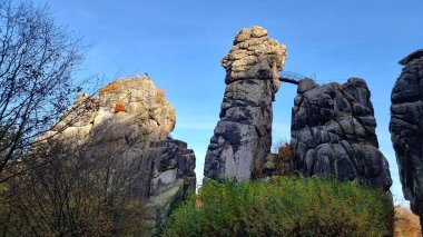 Jack OLantern bir mağara dışını açıyor.