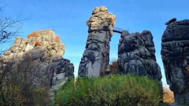 Jack OLantern bir mağara dışını açıyor.