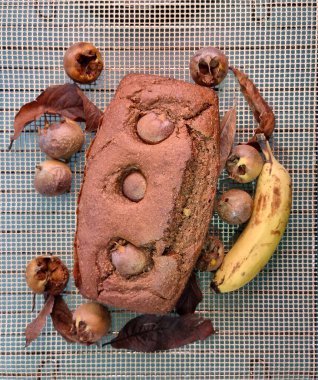 Tabakta muz ekmeği var.