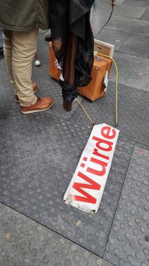 Sembolik fotoğraf, insan onuru ayaklar altında ezildi.