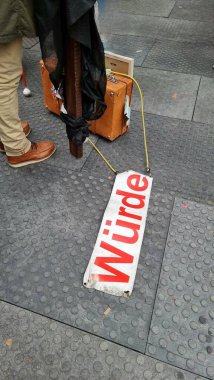 Sembolik fotoğraf, insan onuru ayaklar altında ezildi.