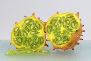 Beyaz arka planda egzotik boynuzlu salatalık meyvesi