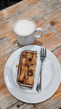 Kahve sütlü ve İngiliz pastası.