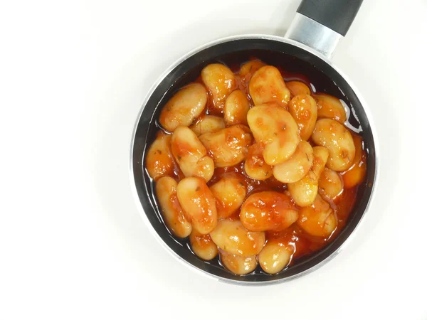 Джек квасоля в томатному соусі в каструлі — стокове фото