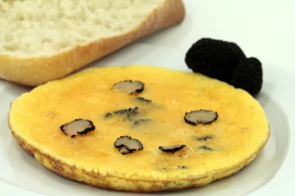 Omlett with black truffles — Stock Photo, Image