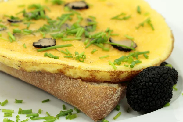 Omlett with black truffles — Stock Photo, Image