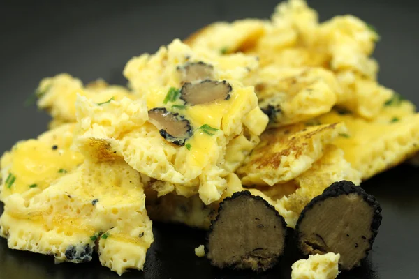Omelett mit schwarzen Trüffeln — Stockfoto