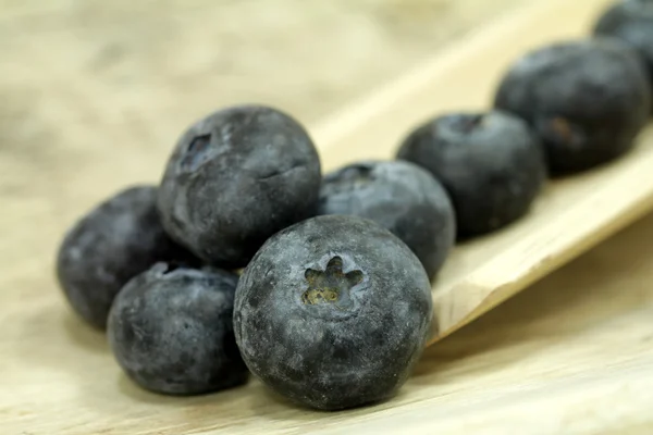 Blueberries on wood — Stock Photo, Image