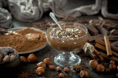 Eskimiş arka planda koyu çikolata ve kakao çekirdeği parçaları.