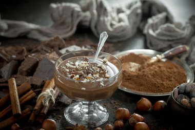 Eskimiş arka planda koyu çikolata ve kakao çekirdeği parçaları.