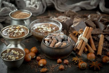 Eskimiş arka planda koyu çikolata ve kakao çekirdeği parçaları.