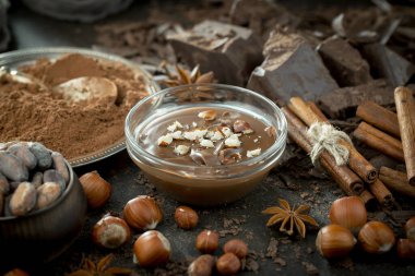 Eskimiş arka planda koyu çikolata ve kakao çekirdeği parçaları.