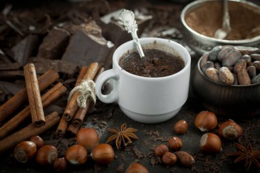 Eskimiş arka planda koyu çikolata ve kakao çekirdeği parçaları.