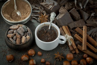 Eskimiş arka planda koyu çikolata ve kakao çekirdeği parçaları.
