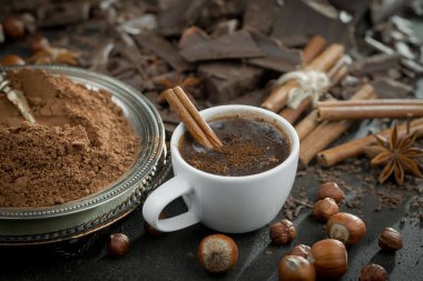 Eskimiş arka planda koyu çikolata ve kakao çekirdeği parçaları.