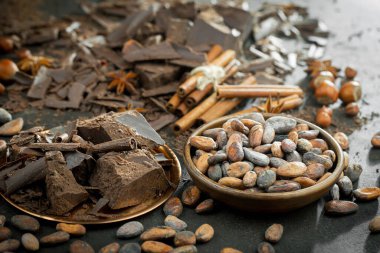 Eskimiş arka planda koyu çikolata ve kakao çekirdeği parçaları.