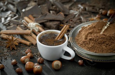 Eskimiş arka planda koyu çikolata ve kakao çekirdeği parçaları.