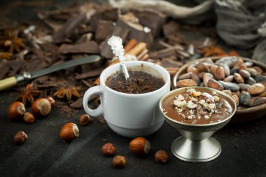 Eskimiş arka planda koyu çikolata ve kakao çekirdeği parçaları.