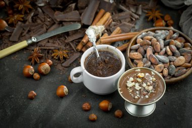 Eskimiş arka planda koyu çikolata ve kakao çekirdeği parçaları.