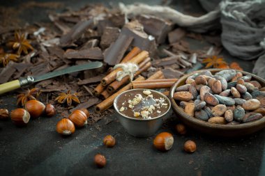 Eskimiş arka planda koyu çikolata ve kakao çekirdeği parçaları.