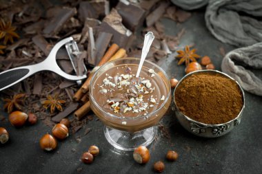 Eskimiş arka planda koyu çikolata ve kakao çekirdeği parçaları.